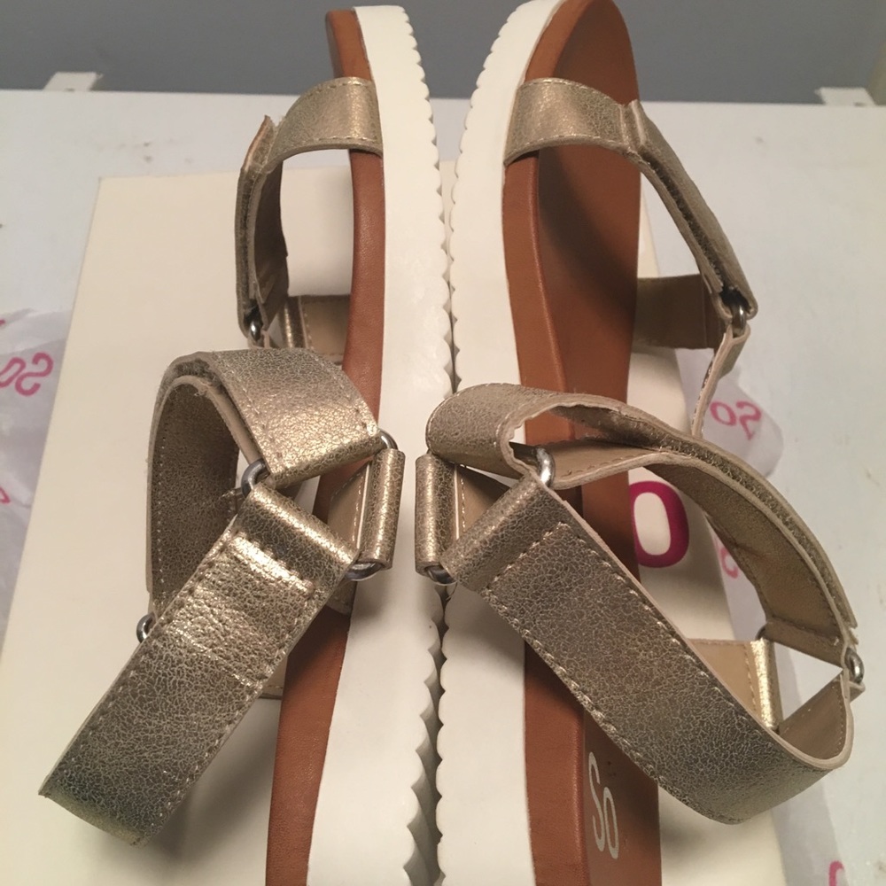 NWT gold SO Women’s size 9 sandals